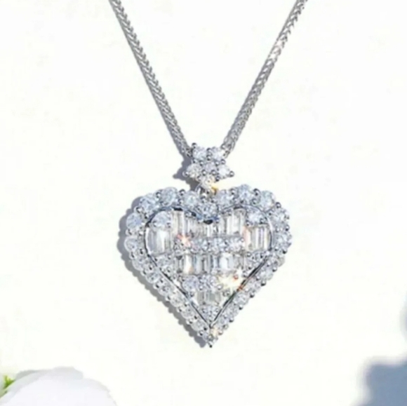 SOLD SOLD SOLD Stunning Crystal Heart Necklace - Picture 5 of 5